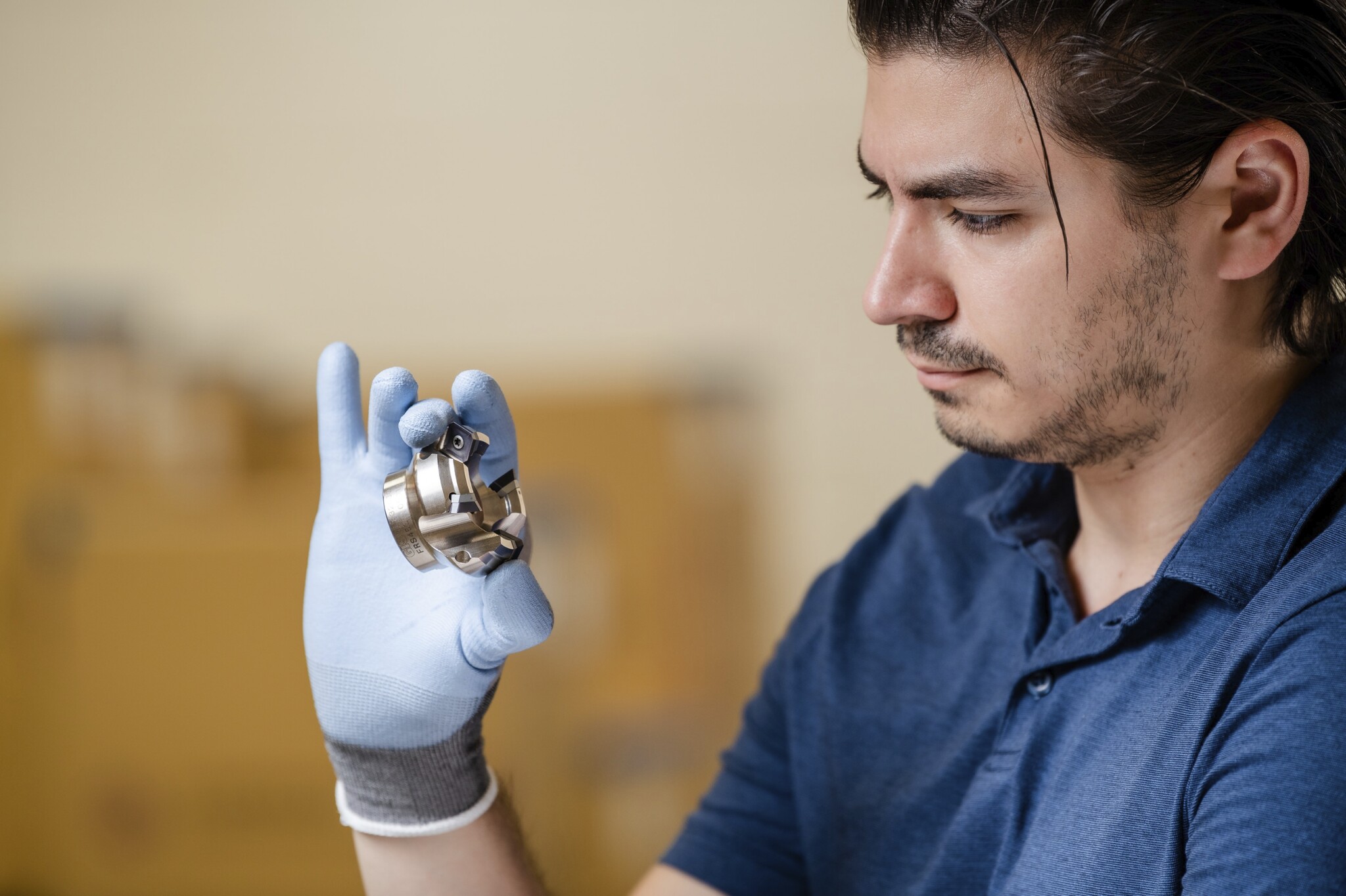 Technicien inspectant un outil coupant