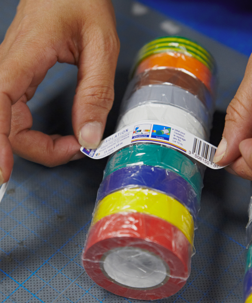 Atelier de personnalisation et de transformation de rubans adhésifs Rubix avec impression sur mesure