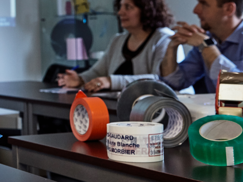 Application de ruban adhésif technique en environnement industriel par un professionnel